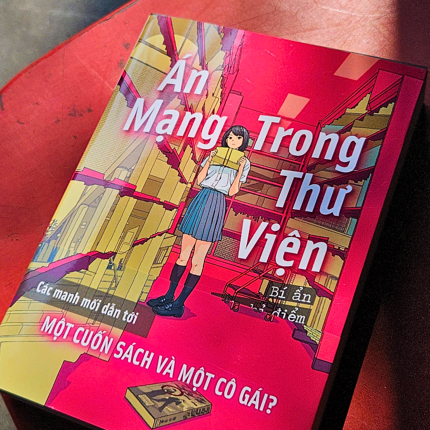 An Mang Trong Thu Vien - Bi An Loi Chi Diem Dam Mau - Ban Dac Biet - Tang Kem Obi + Bookmark + Postcard Boi - Ảnh 5