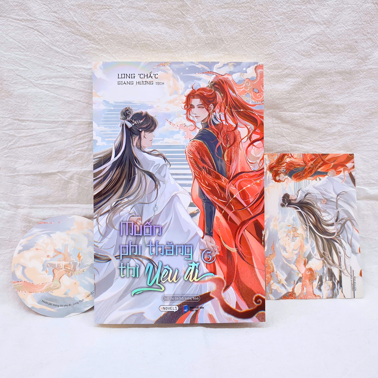 Bộ Muốn Phi Thăng Thì Yêu Đi - Tập 5 - Bản Đặc Biệt - Bìa Cứng - Tặng Kèm Bookmark Tròn Hai Mặt + Ticket Hologram Hai Mặt + Huy Hiệu Phủ Nhũ + Standee Chibi - Ảnh 5