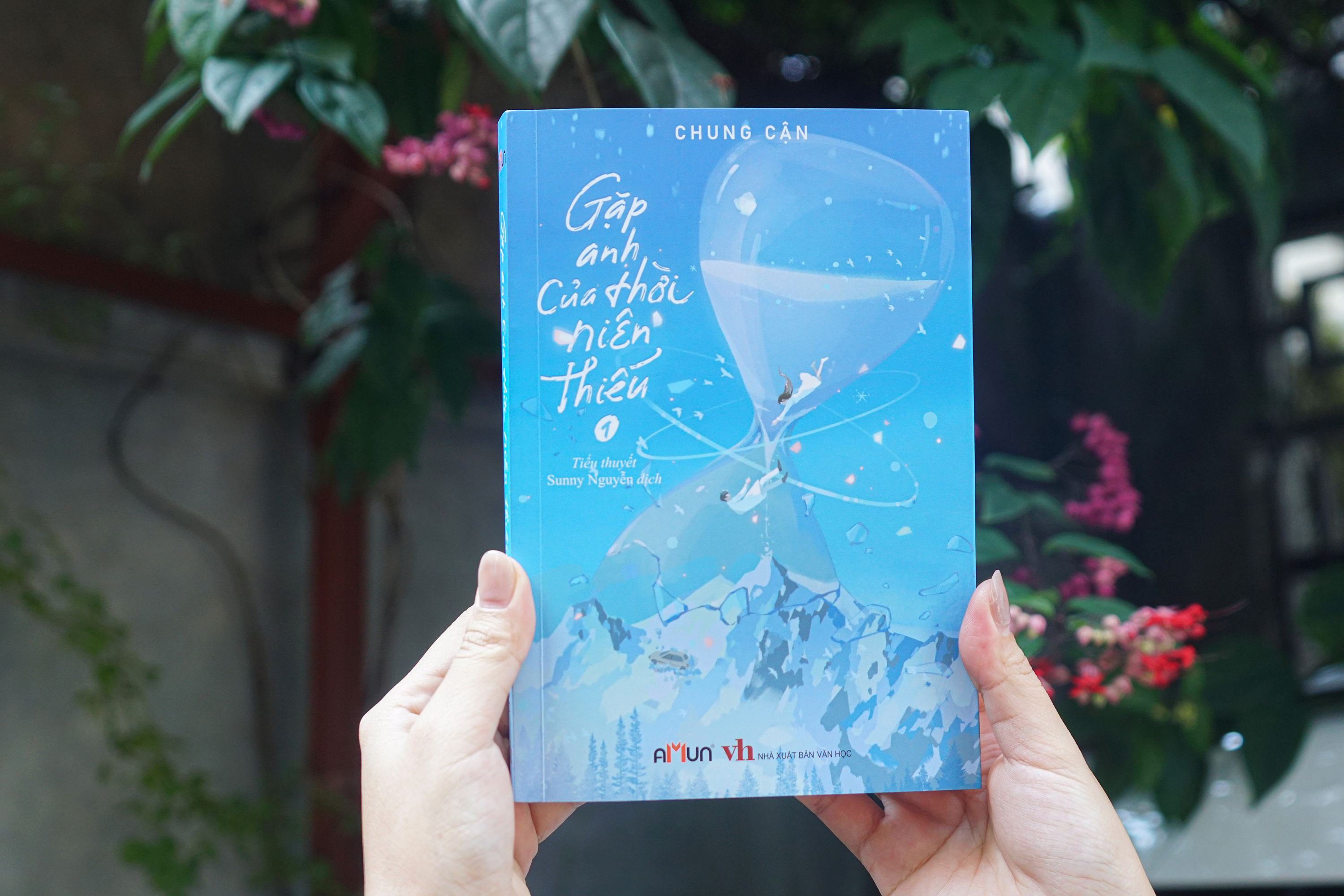 Bộ Sách Gặp Anh Của Thời Niên Thiếu - Tập 1 + Tập 2 (Bộ 2 Tập) - Bản Đặc Biệt - Tặng Kèm 2 Bookmark Bồi Cứng + 1 Postcard Chữ Ký In + 2 Postcard Nhân Vật + 1 Card PVC + 1 Standee Mica - Ảnh 18