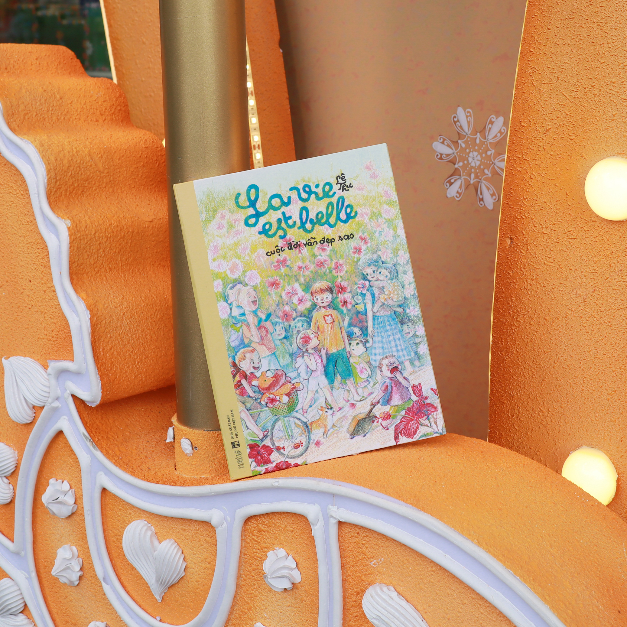 La Vie Est Belle - Cuộc Đời Vẫn Đẹp Sao - Bìa Cứng - Ảnh 4