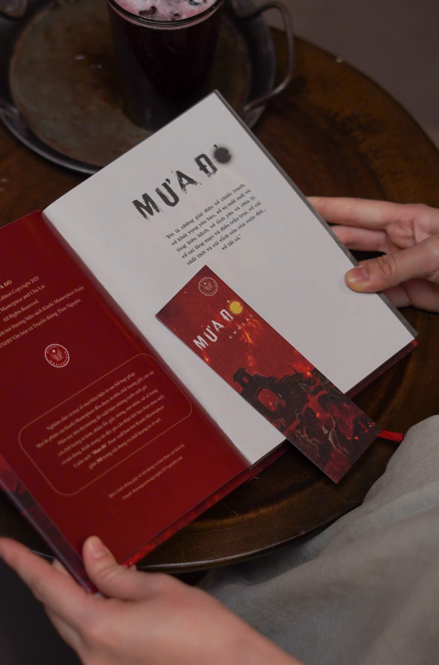 Mưa Đỏ - Ấn Bản Kỷ Niệm - Bìa Cứng - Tặng Kèm Bookmark + Móc Khoá Phone Charm Chibi Hình Tiểu Đội 1 Random 1 Trong 7 Mẫu - Ảnh 12