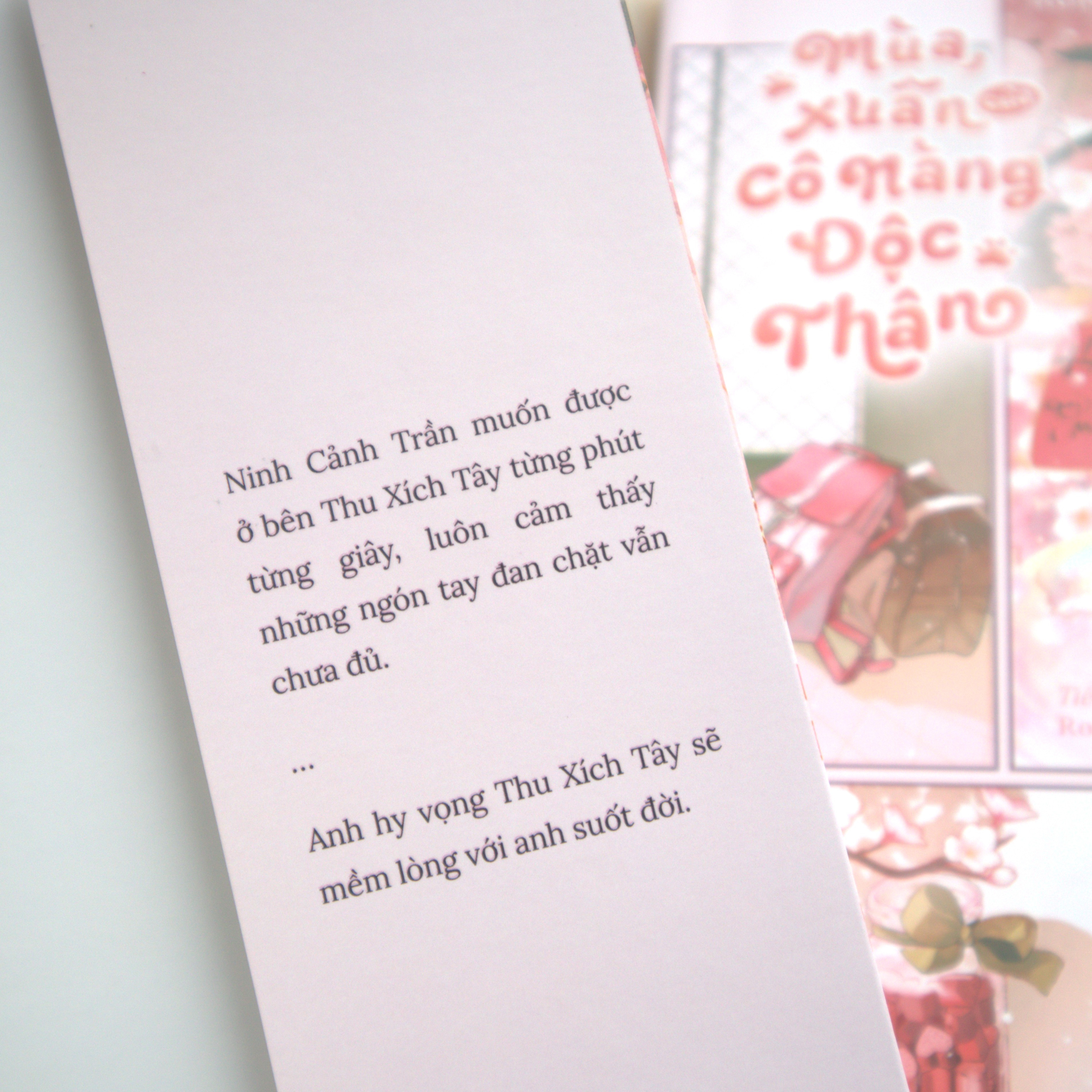 Mùa Xuân Của Cô Nàng Độc Thân - Bản Đặc Biệt - Tặng Kèm 1 Bookmark Bồi Cứng Có Chữ Ký Tác Giả + 2 Thẻ Học Sinh Bồi Cứng Art Độc Quyền + Dây Móc Điện Thoại - Ảnh 9