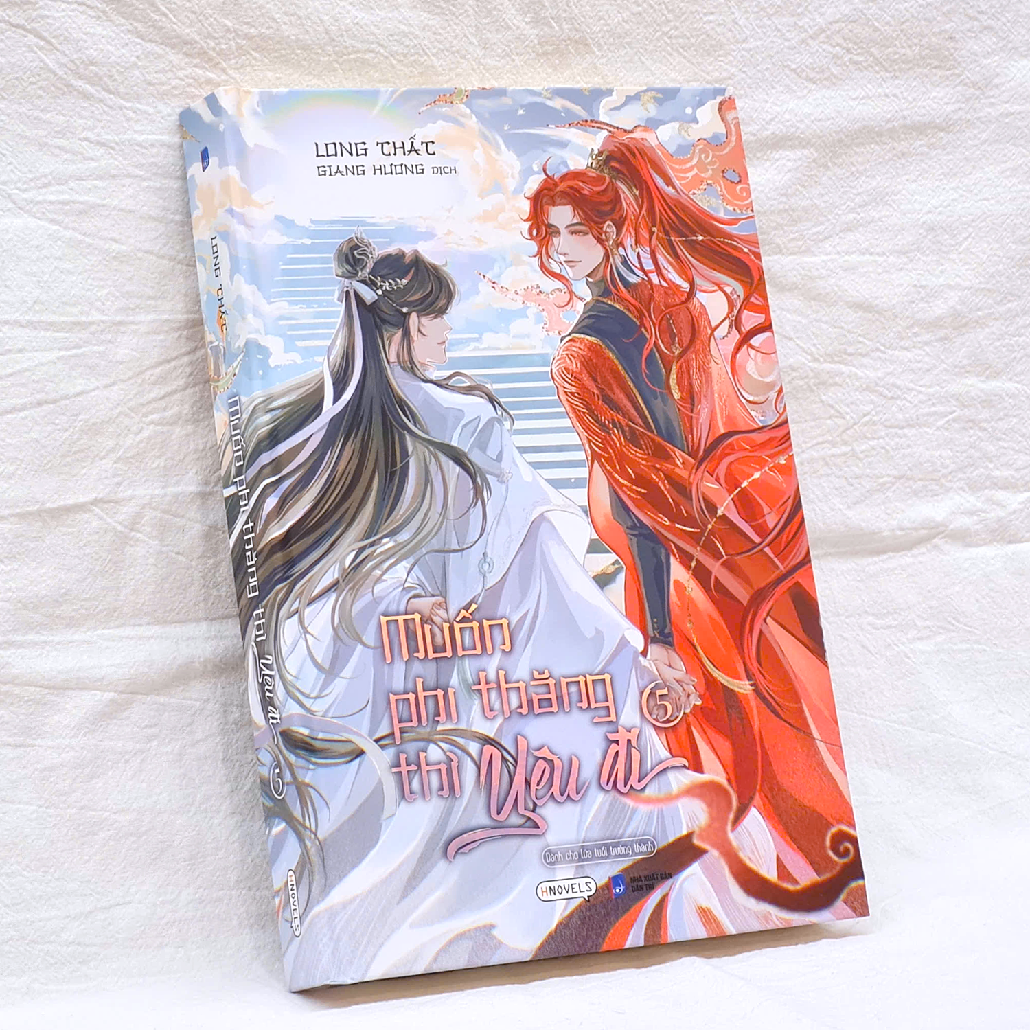 muốn phi thăng thì yêu đi - tập 5 - bản đặc biệt - bìa cứng - tặng kèm bookmark tròn hai mặt + ticket hologram hai mặt + huy hiệu phủ nhũ + standee chibi - Ảnh 6