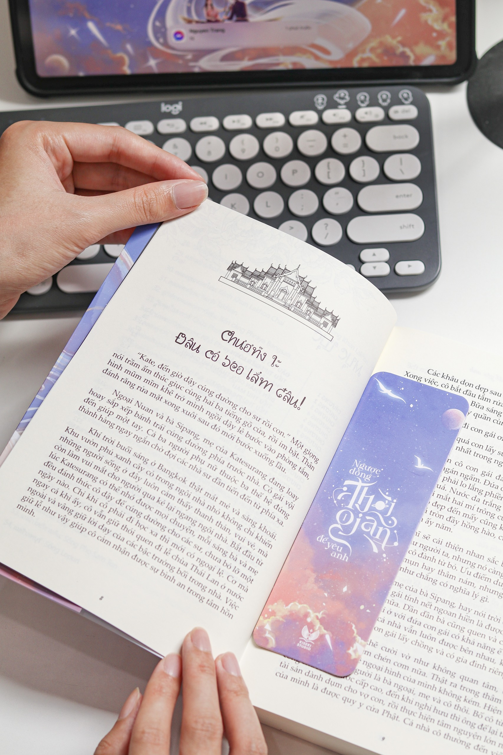 ngược dòng thời gian để yêu anh - tập 1 - bản đặc biệt - tặng kèm bookmark ivory in 2 mặt + móc khóa - Ảnh 8
