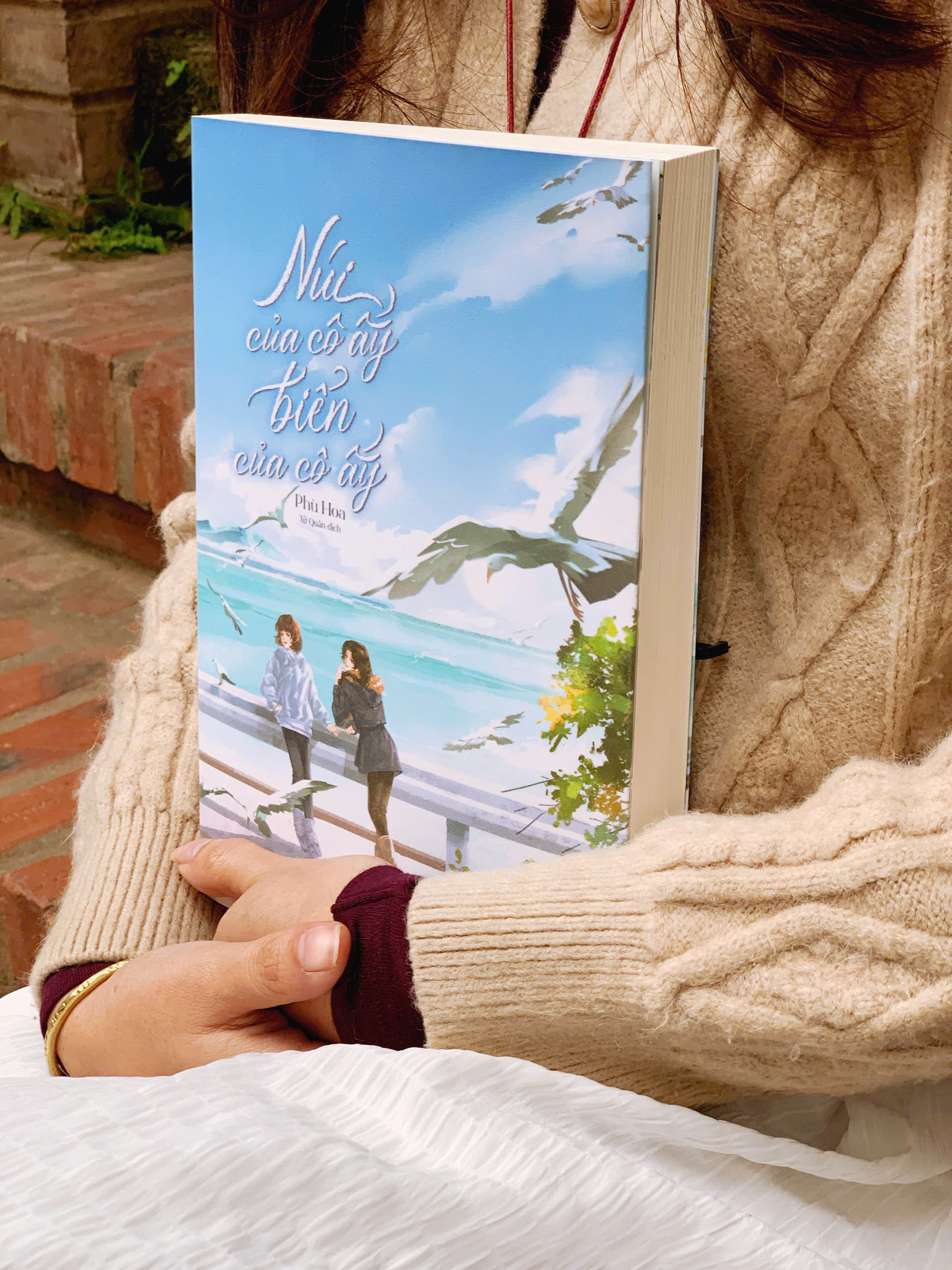 Núi Của Cô Ấy, Biển Của Cô Ấy (Tái Bản 2026) - Bản Đặc Biệt - Tặng Kèm Bookmark + Card PVC + Standee + Poster - Ảnh 4